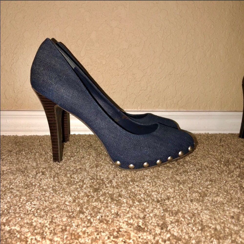 Like new BCBG studded heels